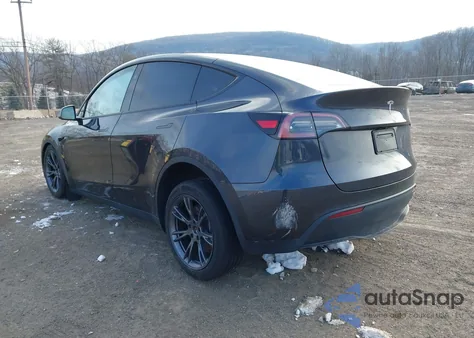 2024 Tesla Model Y Long Range Dual Motor All-Wheel Drive/Rwd z USA, uszkodzony, nr VIN 7SAYGDEDXRF108516